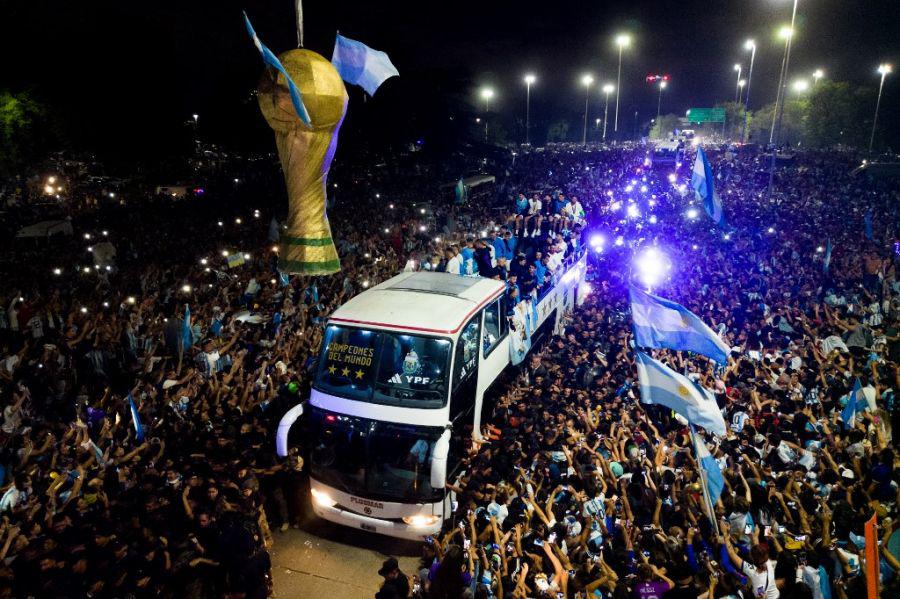 asi-llego-la-seleccion-argentina-con-lionel-messi-y-la-scaloneta-a-ezeiza-1476470
