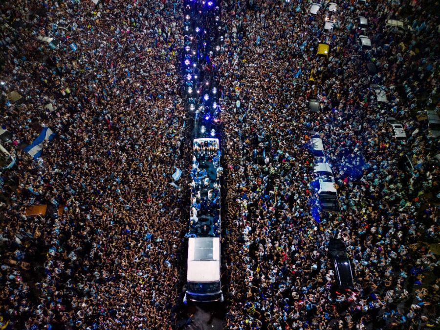 asi-llego-la-seleccion-argentina-con-lionel-messi-y-la-scaloneta-a-ezeiza-1476472