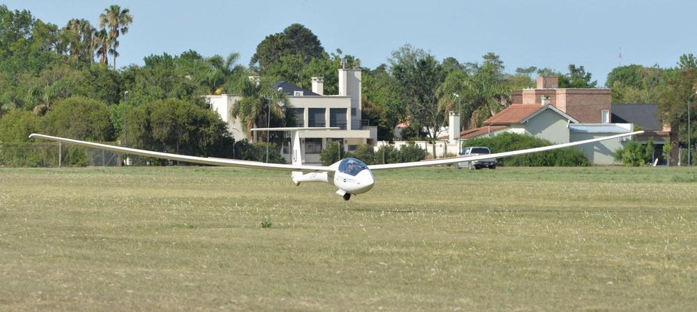Fernando Pais en el ASW 20 C con el que logró los records nacionales