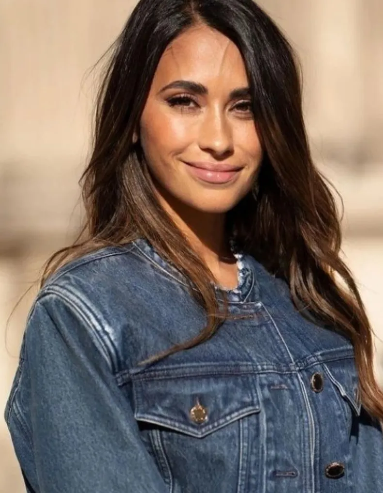 antonela-roccuzzo-campera-jean-azul-8-2-2023 (2)