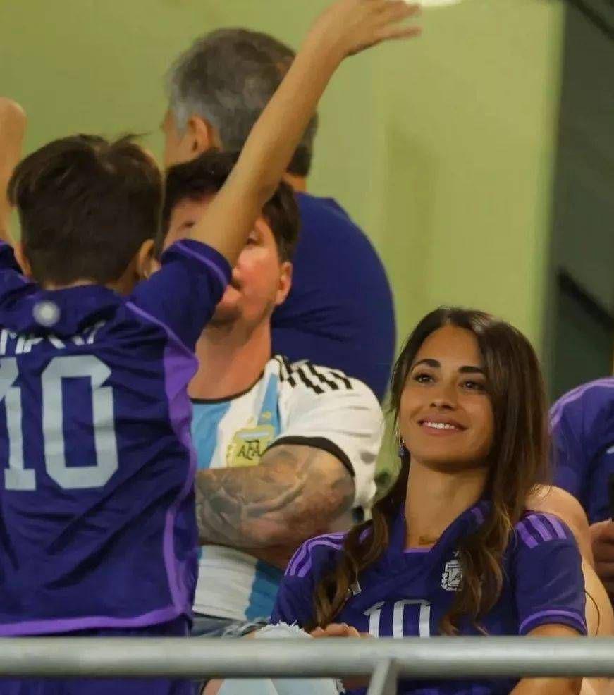 antonela-roccuzzo-marco-tendencia-en-argentina-vs-australia-1465915