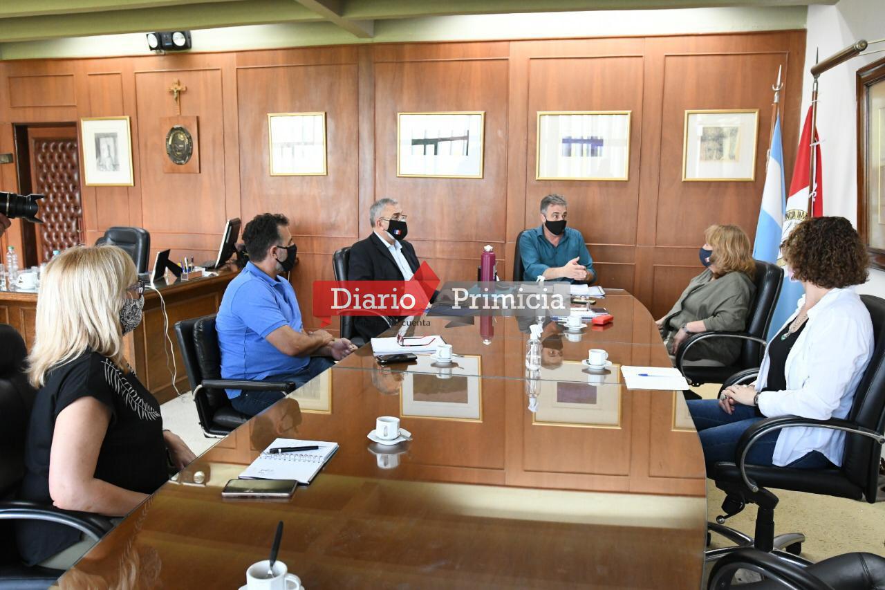 Castellano en reunión por terrenos para escuela