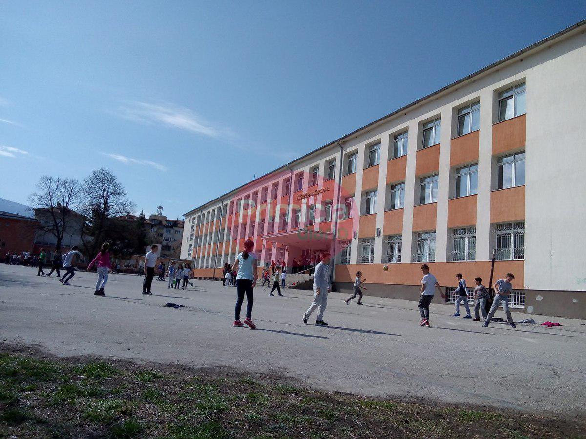 1200px-55_СУ_двор_малка_сграда2