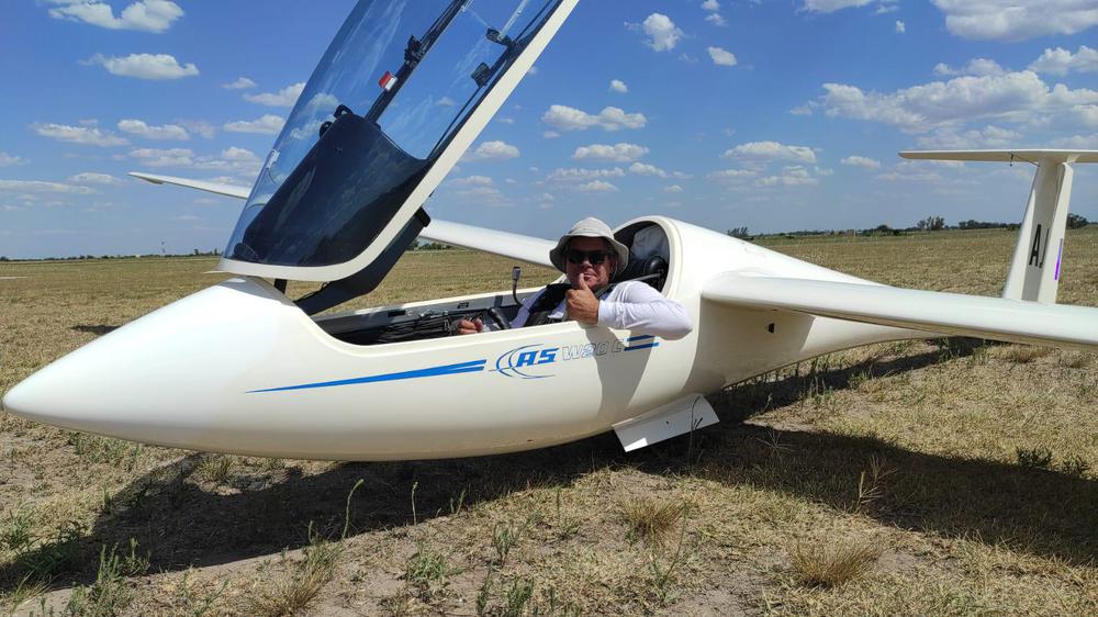 Fernando Pais en el ASW 20 C con el que logró los records nacionales