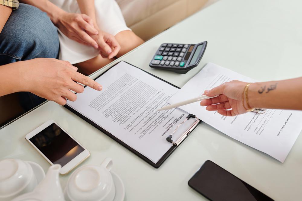 signing-residential-lease-agreement-2021-08-29-21-25-36-utc